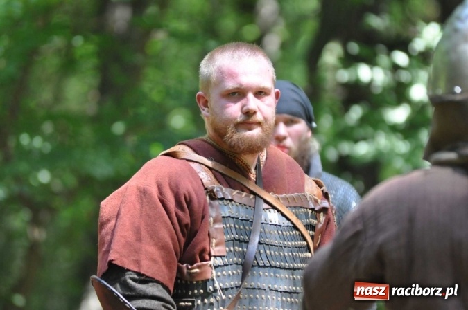 Zdjęcie w galerii na portalu naszraciborz.pl: Manewry wojów w Oborze. W tym roku polała się krew! FOTO I WIDEO wiadomości z regionu