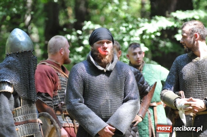 Zdjęcie w galerii na portalu naszraciborz.pl: Manewry wojów w Oborze. W tym roku polała się krew! FOTO I WIDEO wiadomości z regionu