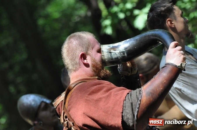 Zdjęcie w galerii na portalu naszraciborz.pl: Manewry wojów w Oborze. W tym roku polała się krew! FOTO I WIDEO wiadomości z regionu