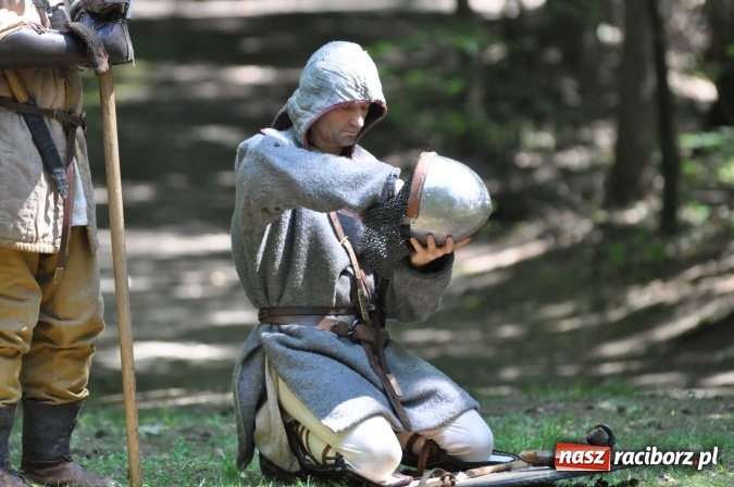 Zdjęcie w galerii na portalu naszraciborz.pl: Manewry wojów w Oborze. W tym roku polała się krew! FOTO I WIDEO wiadomości z regionu