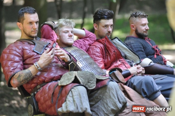 Zdjęcie w galerii na portalu naszraciborz.pl: Manewry wojów w Oborze. W tym roku polała się krew! FOTO I WIDEO wiadomości z regionu