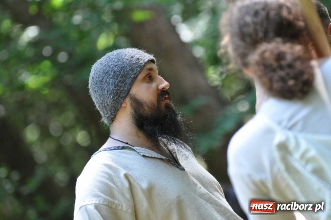 Zdjęcie w galerii na portalu naszraciborz.pl: Manewry wojów w Oborze. W tym roku polała się krew! FOTO I WIDEO wiadomości z regionu