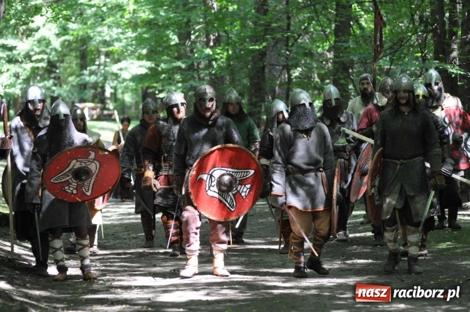 Zdjęcie w galerii na portalu naszraciborz.pl: Manewry wojów w Oborze. W tym roku polała się krew! FOTO I WIDEO wiadomości z regionu