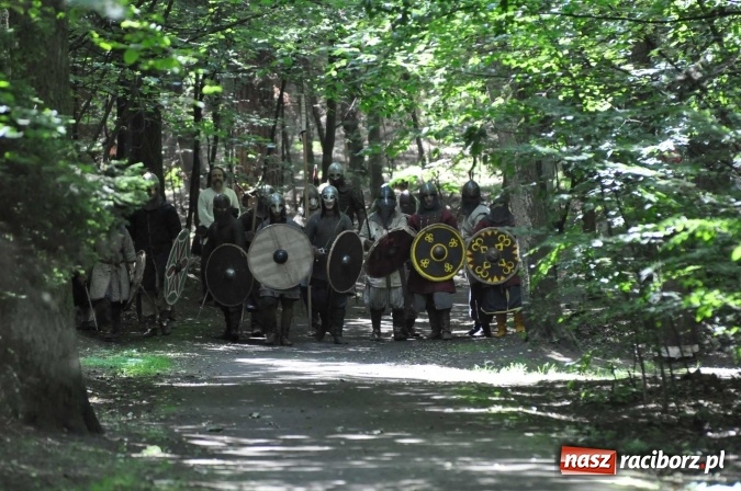 Zdjęcie w galerii na portalu naszraciborz.pl: Manewry wojów w Oborze. W tym roku polała się krew! FOTO I WIDEO wiadomości z regionu