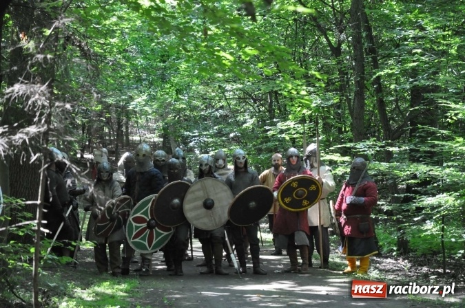 Zdjęcie w galerii na portalu naszraciborz.pl: Manewry wojów w Oborze. W tym roku polała się krew! FOTO I WIDEO wiadomości z regionu