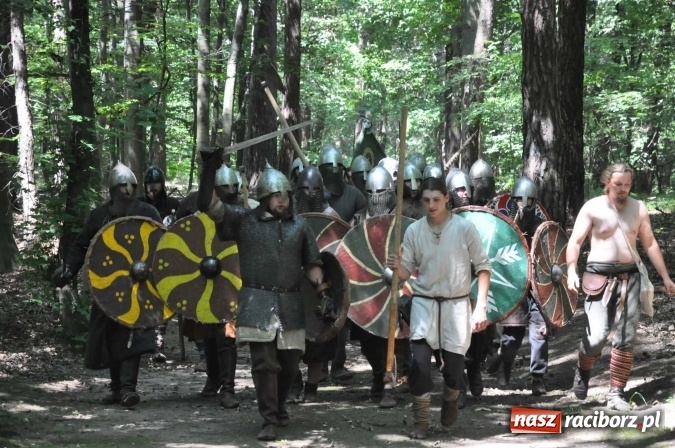 Zdjęcie w galerii na portalu naszraciborz.pl: Manewry wojów w Oborze. W tym roku polała się krew! FOTO I WIDEO wiadomości z regionu