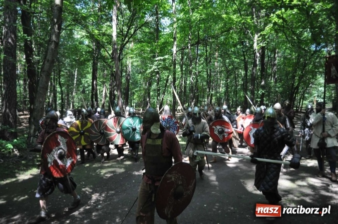 Zdjęcie w galerii na portalu naszraciborz.pl: Manewry wojów w Oborze. W tym roku polała się krew! FOTO I WIDEO wiadomości z regionu
