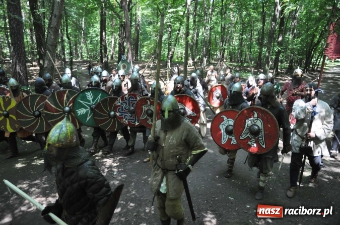 Zdjęcie w galerii na portalu naszraciborz.pl: Manewry wojów w Oborze. W tym roku polała się krew! FOTO I WIDEO wiadomości z regionu