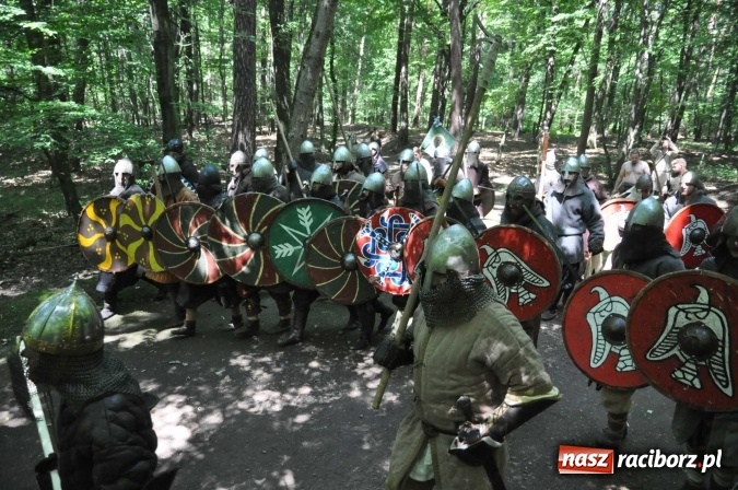 Zdjęcie w galerii na portalu naszraciborz.pl: Manewry wojów w Oborze. W tym roku polała się krew! FOTO I WIDEO wiadomości z regionu