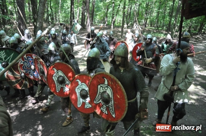Zdjęcie w galerii na portalu naszraciborz.pl: Manewry wojów w Oborze. W tym roku polała się krew! FOTO I WIDEO wiadomości z regionu