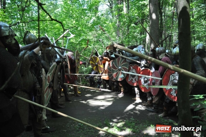 Zdjęcie w galerii na portalu naszraciborz.pl: Manewry wojów w Oborze. W tym roku polała się krew! FOTO I WIDEO wiadomości z regionu