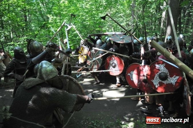 Zdjęcie w galerii na portalu naszraciborz.pl: Manewry wojów w Oborze. W tym roku polała się krew! FOTO I WIDEO wiadomości z regionu
