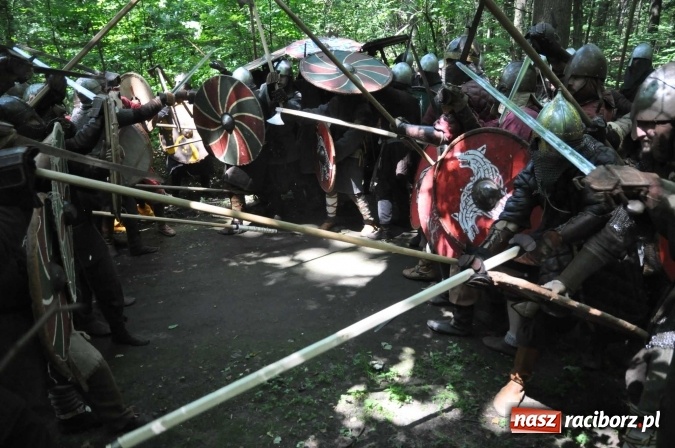 Zdjęcie w galerii na portalu naszraciborz.pl: Manewry wojów w Oborze. W tym roku polała się krew! FOTO I WIDEO wiadomości z regionu