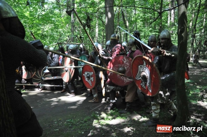 Zdjęcie w galerii na portalu naszraciborz.pl: Manewry wojów w Oborze. W tym roku polała się krew! FOTO I WIDEO wiadomości z regionu