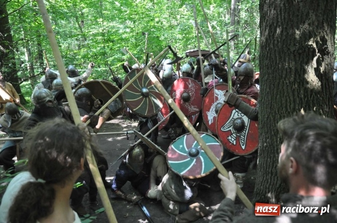 Zdjęcie w galerii na portalu naszraciborz.pl: Manewry wojów w Oborze. W tym roku polała się krew! FOTO I WIDEO wiadomości z regionu