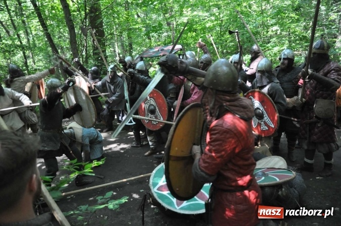 Zdjęcie w galerii na portalu naszraciborz.pl: Manewry wojów w Oborze. W tym roku polała się krew! FOTO I WIDEO wiadomości z regionu