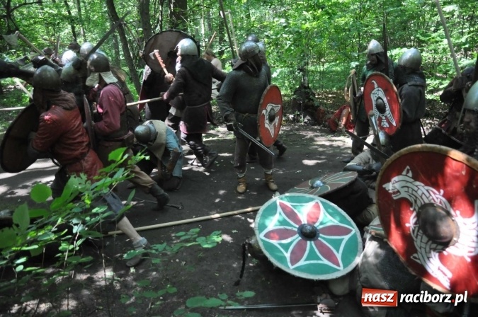 Zdjęcie w galerii na portalu naszraciborz.pl: Manewry wojów w Oborze. W tym roku polała się krew! FOTO I WIDEO wiadomości z regionu
