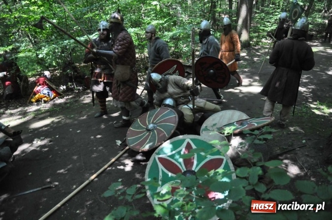 Zdjęcie w galerii na portalu naszraciborz.pl: Manewry wojów w Oborze. W tym roku polała się krew! FOTO I WIDEO wiadomości z regionu