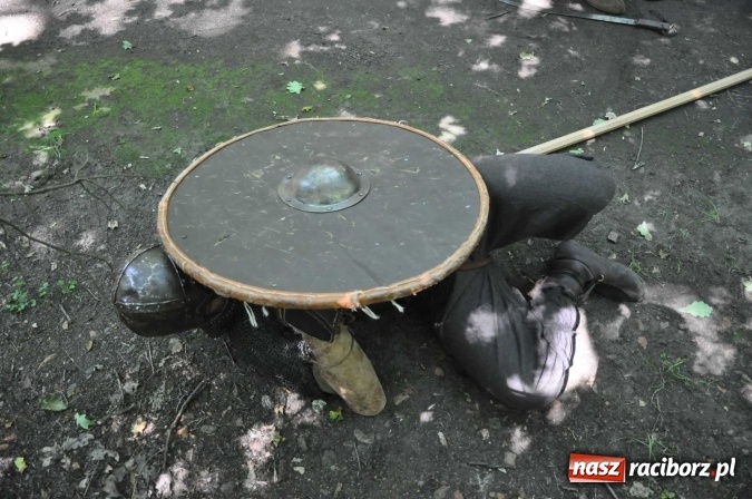 Zdjęcie w galerii na portalu naszraciborz.pl: Manewry wojów w Oborze. W tym roku polała się krew! FOTO I WIDEO wiadomości z regionu