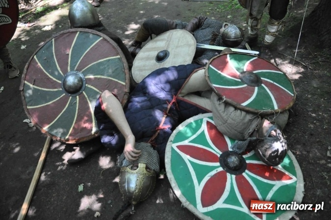 Zdjęcie w galerii na portalu naszraciborz.pl: Manewry wojów w Oborze. W tym roku polała się krew! FOTO I WIDEO wiadomości z regionu