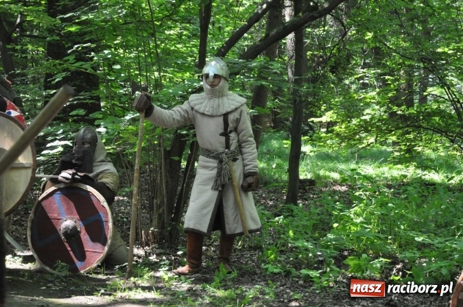 Zdjęcie w galerii na portalu naszraciborz.pl: Manewry wojów w Oborze. W tym roku polała się krew! FOTO I WIDEO wiadomości z regionu