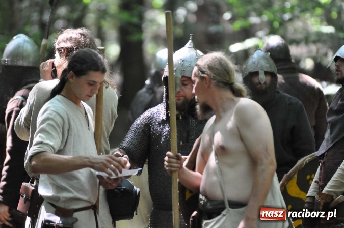 Zdjęcie w galerii na portalu naszraciborz.pl: Manewry wojów w Oborze. W tym roku polała się krew! FOTO I WIDEO wiadomości z regionu