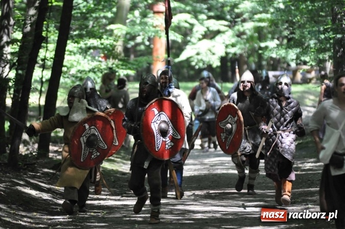 Zdjęcie w galerii na portalu naszraciborz.pl: Manewry wojów w Oborze. W tym roku polała się krew! FOTO I WIDEO wiadomości z regionu