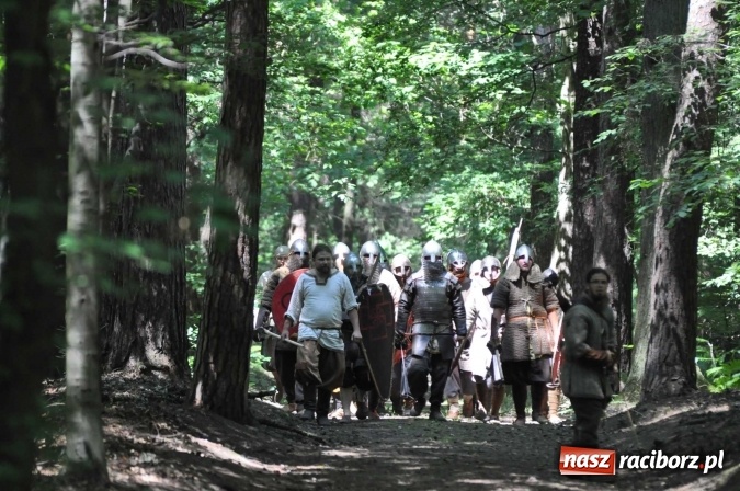 Zdjęcie w galerii na portalu naszraciborz.pl: Manewry wojów w Oborze. W tym roku polała się krew! FOTO I WIDEO wiadomości z regionu