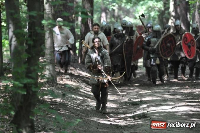 Zdjęcie w galerii na portalu naszraciborz.pl: Manewry wojów w Oborze. W tym roku polała się krew! FOTO I WIDEO wiadomości z regionu