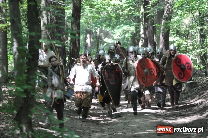 Zdjęcie w galerii na portalu naszraciborz.pl: Manewry wojów w Oborze. W tym roku polała się krew! FOTO I WIDEO wiadomości z regionu