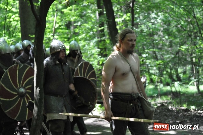 Zdjęcie w galerii na portalu naszraciborz.pl: Manewry wojów w Oborze. W tym roku polała się krew! FOTO I WIDEO wiadomości z regionu