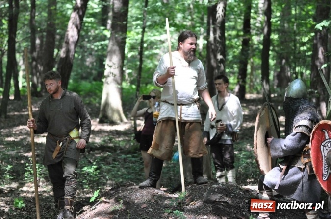 Zdjęcie w galerii na portalu naszraciborz.pl: Manewry wojów w Oborze. W tym roku polała się krew! FOTO I WIDEO wiadomości z regionu