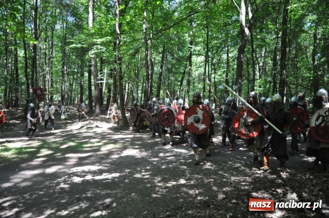 Zdjęcie w galerii na portalu naszraciborz.pl: Manewry wojów w Oborze. W tym roku polała się krew! FOTO I WIDEO wiadomości z regionu