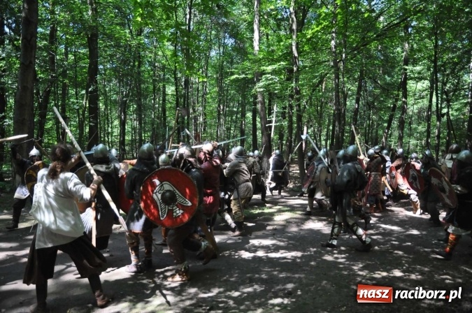 Zdjęcie w galerii na portalu naszraciborz.pl: Manewry wojów w Oborze. W tym roku polała się krew! FOTO I WIDEO wiadomości z regionu