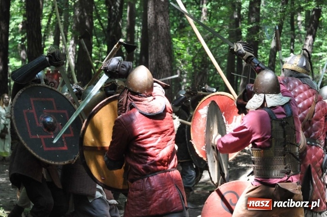 Zdjęcie w galerii na portalu naszraciborz.pl: Manewry wojów w Oborze. W tym roku polała się krew! FOTO I WIDEO wiadomości z regionu