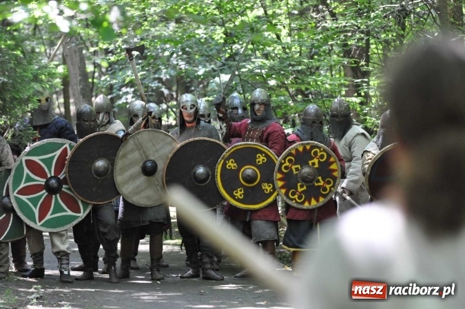 Zdjęcie w galerii na portalu naszraciborz.pl: Manewry wojów w Oborze. W tym roku polała się krew! FOTO I WIDEO wiadomości z regionu