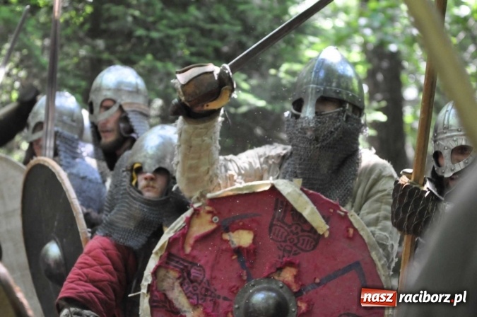 Zdjęcie w galerii na portalu naszraciborz.pl: Manewry wojów w Oborze. W tym roku polała się krew! FOTO I WIDEO wiadomości z regionu