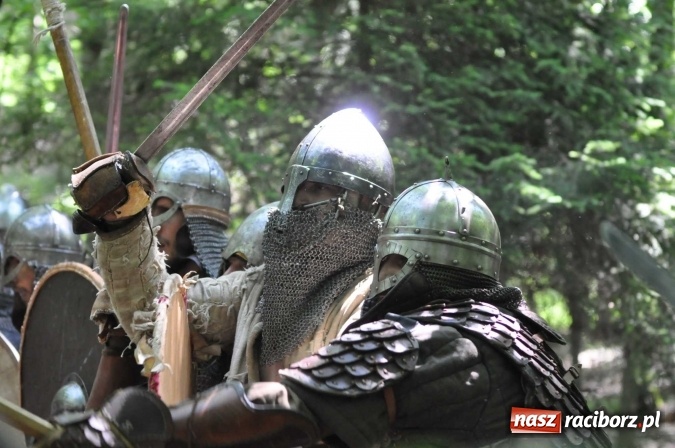 Zdjęcie w galerii na portalu naszraciborz.pl: Manewry wojów w Oborze. W tym roku polała się krew! FOTO I WIDEO wiadomości z regionu