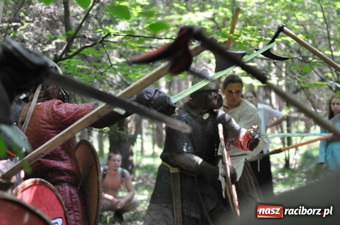 Zdjęcie w galerii na portalu naszraciborz.pl: Manewry wojów w Oborze. W tym roku polała się krew! FOTO I WIDEO wiadomości z regionu