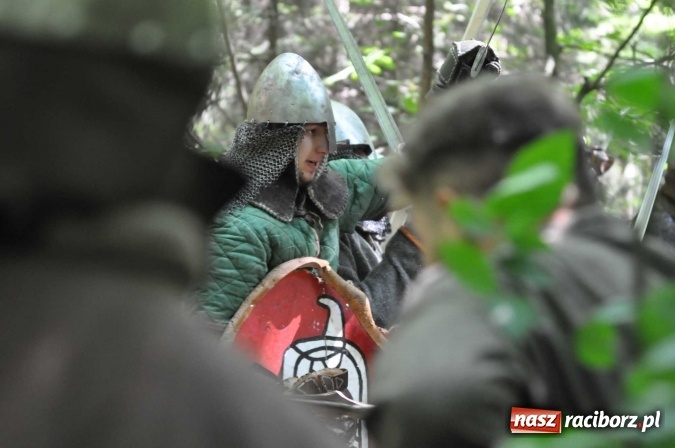 Zdjęcie w galerii na portalu naszraciborz.pl: Manewry wojów w Oborze. W tym roku polała się krew! FOTO I WIDEO wiadomości z regionu