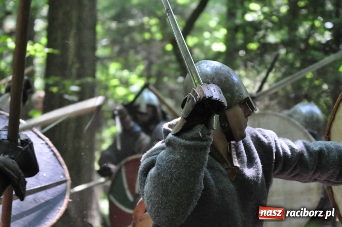 Zdjęcie w galerii na portalu naszraciborz.pl: Manewry wojów w Oborze. W tym roku polała się krew! FOTO I WIDEO wiadomości z regionu
