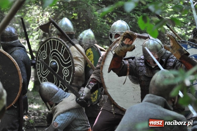 Zdjęcie w galerii na portalu naszraciborz.pl: Manewry wojów w Oborze. W tym roku polała się krew! FOTO I WIDEO wiadomości z regionu