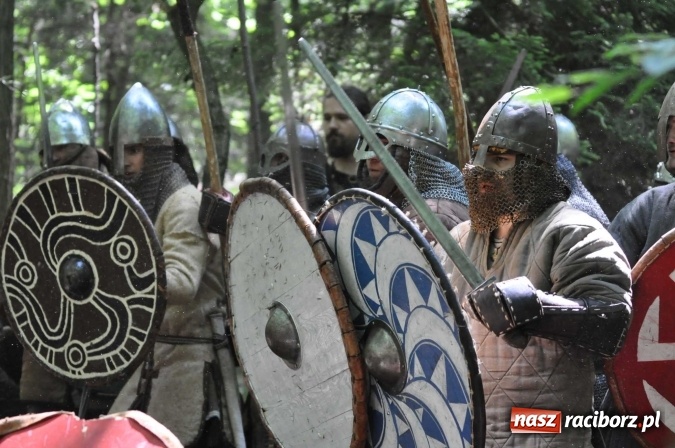 Zdjęcie w galerii na portalu naszraciborz.pl: Manewry wojów w Oborze. W tym roku polała się krew! FOTO I WIDEO wiadomości z regionu