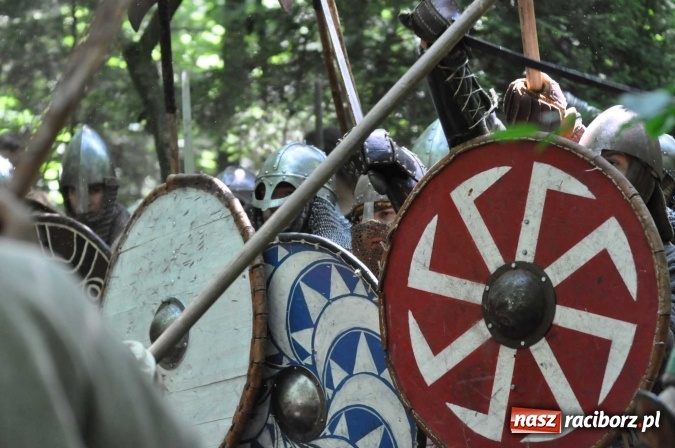 Zdjęcie w galerii na portalu naszraciborz.pl: Manewry wojów w Oborze. W tym roku polała się krew! FOTO I WIDEO wiadomości z regionu