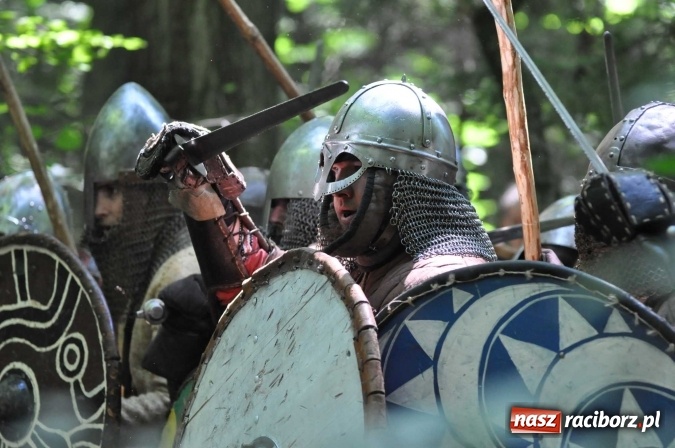 Zdjęcie w galerii na portalu naszraciborz.pl: Manewry wojów w Oborze. W tym roku polała się krew! FOTO I WIDEO wiadomości z regionu
