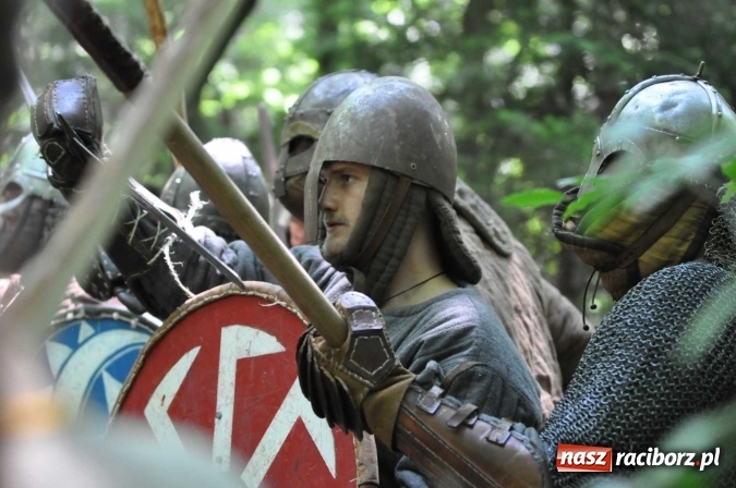 Zdjęcie w galerii na portalu naszraciborz.pl: Manewry wojów w Oborze. W tym roku polała się krew! FOTO I WIDEO wiadomości z regionu