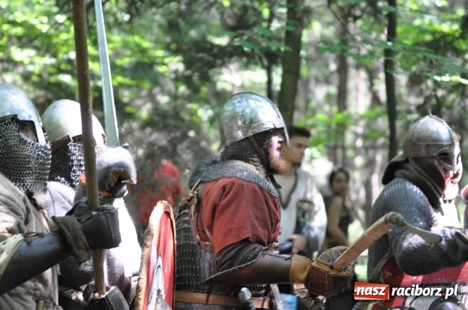 Zdjęcie w galerii na portalu naszraciborz.pl: Manewry wojów w Oborze. W tym roku polała się krew! FOTO I WIDEO wiadomości z regionu