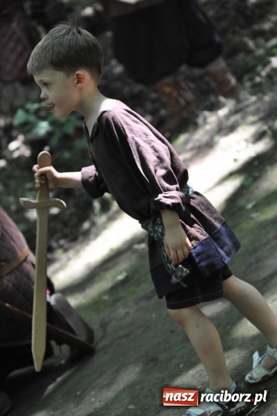 Zdjęcie w galerii na portalu naszraciborz.pl: Manewry wojów w Oborze. W tym roku polała się krew! FOTO I WIDEO wiadomości z regionu