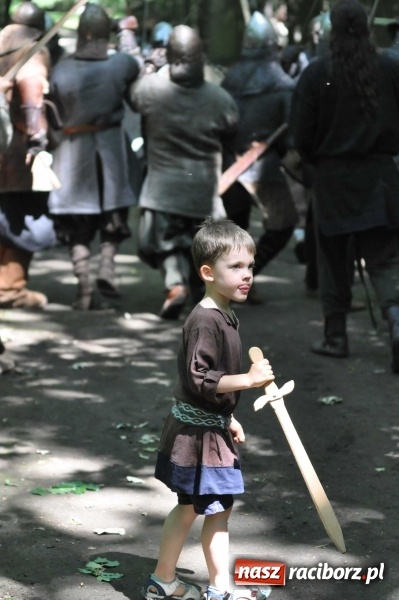 Zdjęcie w galerii na portalu naszraciborz.pl: Manewry wojów w Oborze. W tym roku polała się krew! FOTO I WIDEO wiadomości z regionu