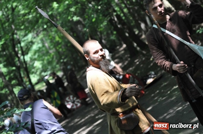 Zdjęcie w galerii na portalu naszraciborz.pl: Manewry wojów w Oborze. W tym roku polała się krew! FOTO I WIDEO wiadomości z regionu